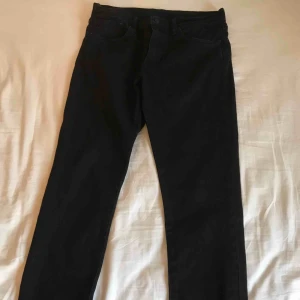  - Sällan använt snyggt par mörka jeans från Levi’s. Till försäljning för ett bra pris då jag växt ur den. Tvättas i 30 grader. Fraktkostnad tillkommer.