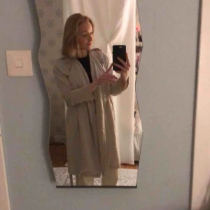  - Nu börjar det bli trendigt med beiga trenchcoats igen! Så nu passar jag på att sälja denna fina trenchcoat. Jag brukar vanligtvis ha stl 36, men den sitter ganska ”oversized” på mig, vilket jag tycker är väldigt snyggt!