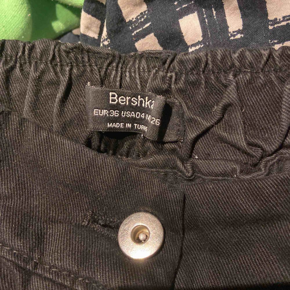 Svarta byxor, liknar lite cargo pants , bra skick (ingen kedja med) 💕💕. Jeans & Byxor.