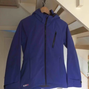  - Storlek 164, nästan som ny, fint skick! Vattenavvisande. Färgerna på bild 1 & 3 stämmer bäst med verkligheten. Jag är storlek S, 179 cm & den är en aning liten på mig, så passar nog bäst för dig som är XS/en mindre S. Nypris 499 kr.