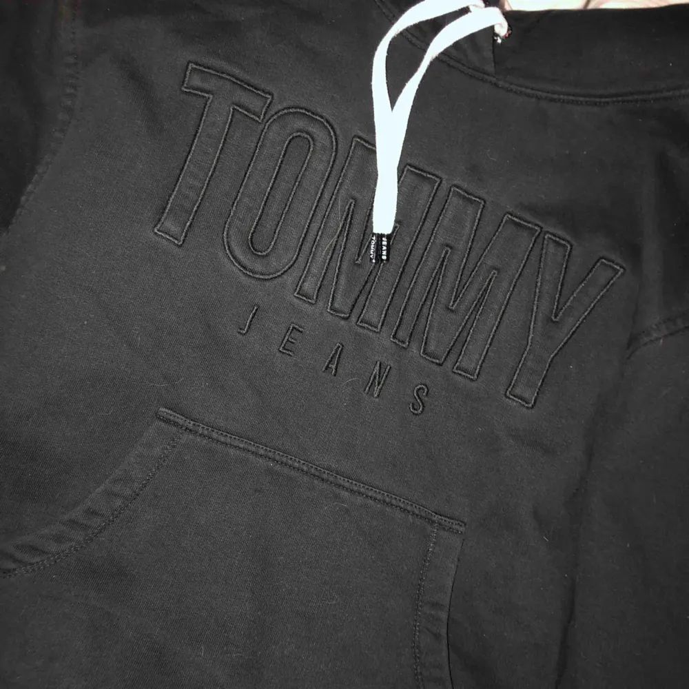 Svart hoodie i storlek XS/S från tommy hilfiger / tommy jeans Nypris- 1099 kr. Tröjor & Koftor.