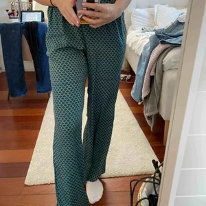  - Ett par skit snygga lösa byxor från Portugal. Tunna och perfekta till stranden eller till kvällen. Storlek S men kan funka till M också. 