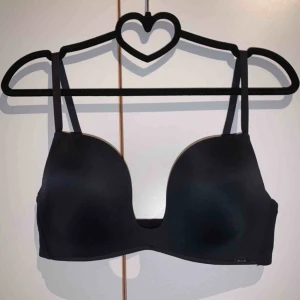  - EllaM BH Storlek 75C  Pushup & Djup urringning  30kr för frakten📦  Endast provad 