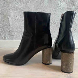  - ACNE STUDIOS ALTHEA BOOTS   Kängor/stövlar i svart skinn från Acne Studios. Oanvända. Nypris 5000 kr