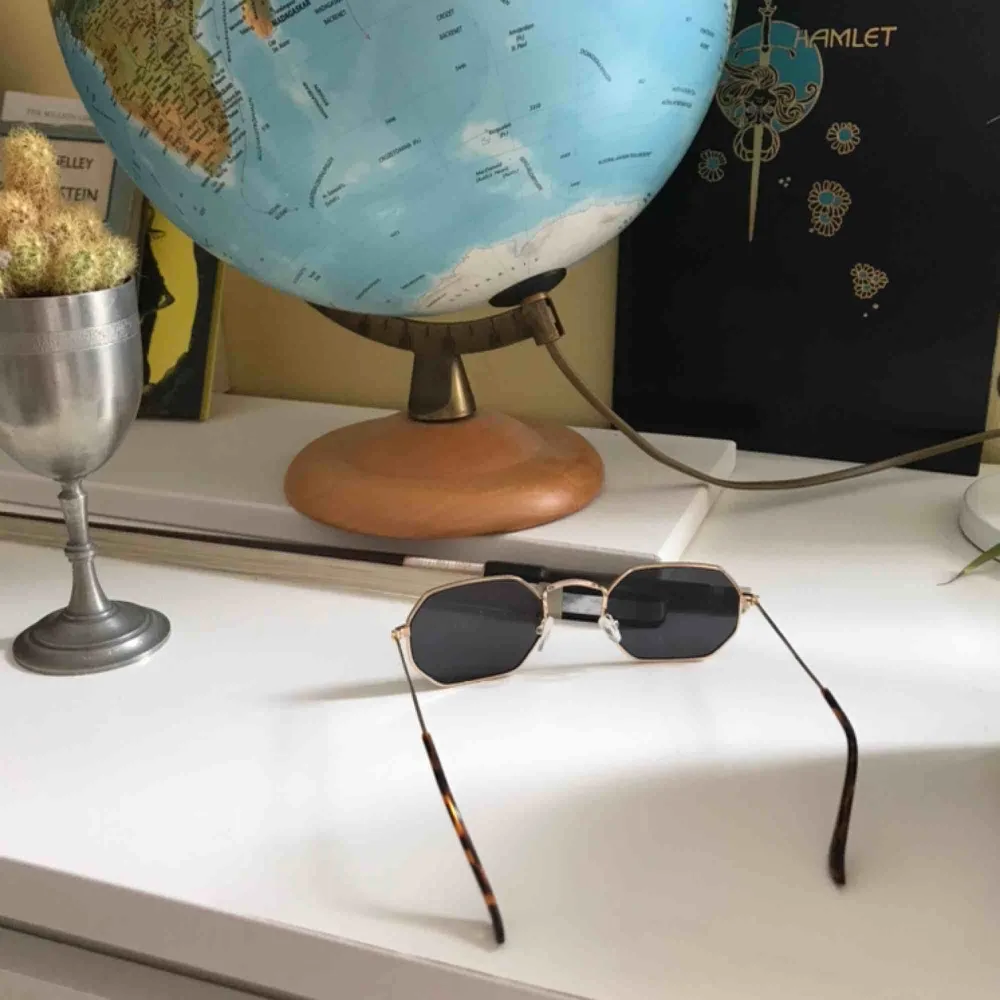 Coola 8G solbrillor köpta i Frankrike 😎😎 🔥Diggar Swish 😎No refunds 🙏🏻Kan mötas upp i Malmö 🤙Frakt 20 kr🔥. Accessoarer.