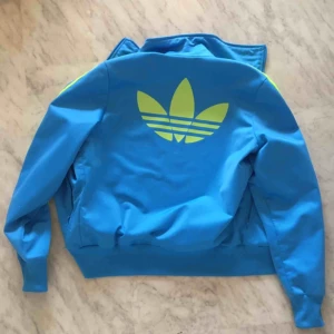  - En snygg och cool adidasjacka som jag tyvärr inte använder. Använd men i gott skick!  Kan mötas i Malmö eller Gbg! Annars tillkommer frakt på 60 kr.