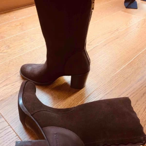  - Primeboots helt nya och oanvända! Fynda!!! Oanvända Primeboots Claudia mid stl 39. Nypris 4900!