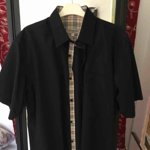  - Burberry skjorta. Mycket bra skick! Snygg oversized