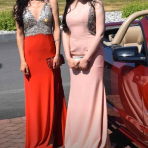  - Rosa balklänning med fina detaljer. Använd en gång, fint skick. Storlek S, normal passform. Köpte från Rever Design för 6000kr och säljer den för 3500kr.   Midja = 80-85cm Höft = 100cm Byst = 90cm (+/- 3cm) Längd = 170cm