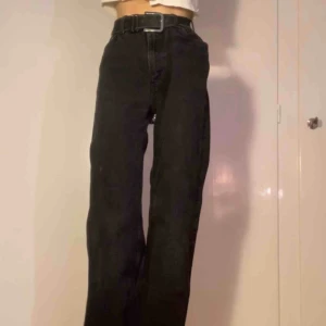  - Avklippta jeans  Har en limfläck som ej går bort Lite för korta för mig som är 160