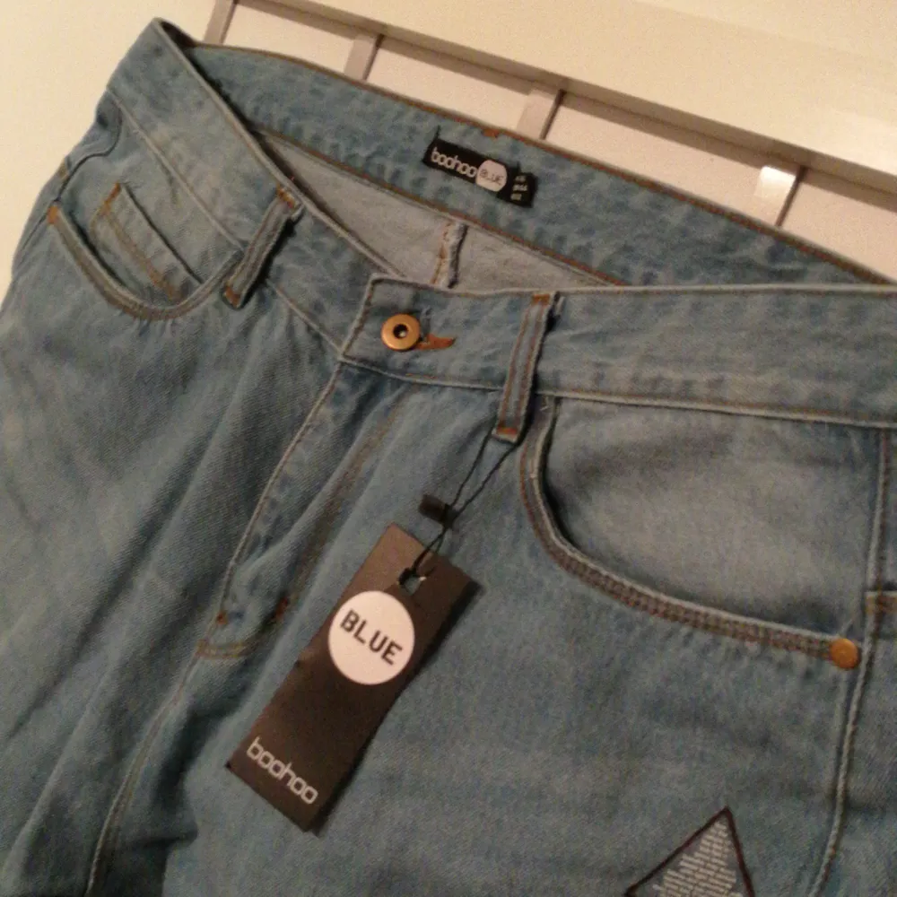 Oanvända mom jeans med hög midja mid blue. Köparen betalar frakten eller hämtas i Borlänge. . Jeans & Byxor.