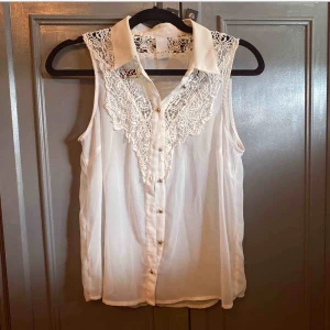  - 🌿Måste nu, pga platsbrist, sälja en stor del jättefina kläder, väskor och skor. Bra pris och mycket är i nyskick*  🌿Skickas billigt över hela Sverige (ca 18-36kr frakt) eller lämnas över i centrala Göteborg      