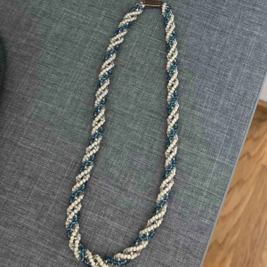  - Handgjort pärlhalsband 🦋 49 kr + frakt (11 kr) 19 cm långt 🚭Djurfritt och rökfritt hem 