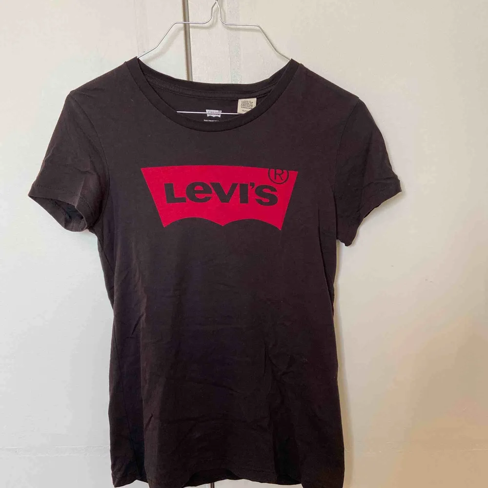 Svart Levi’s t-shirt med rött märke. Storlek XS☺️. T-shirts.