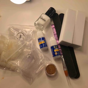  - Allt för 140, allt är oanvänt förutom nagellacket men det finns fortfarande mycket kvar 