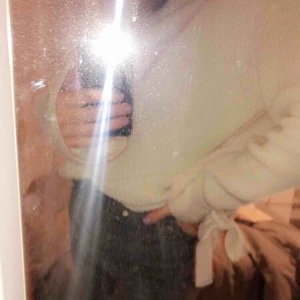  - Superskön stickad tröja med knytningar ifrån Gina tricot ⛈ Köptes för 400kr säljer för 100! Använd en gång 💕 