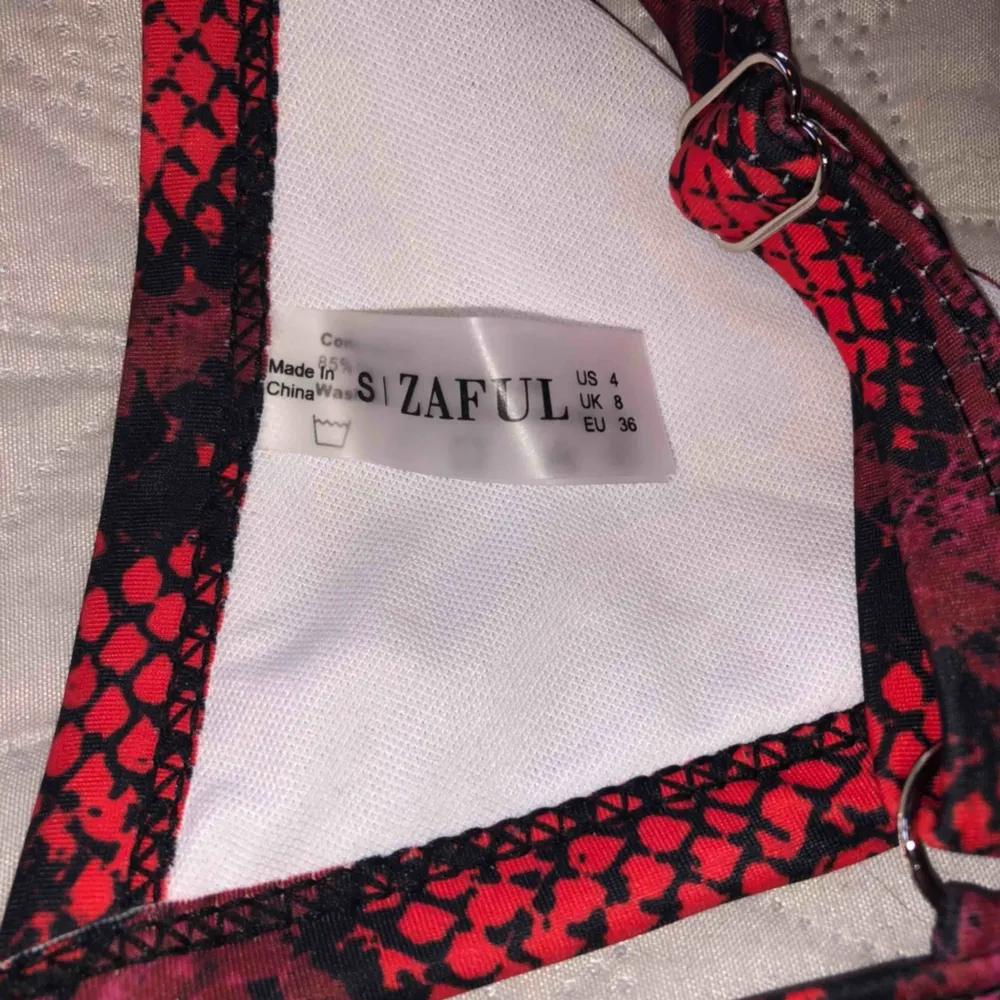 Bikiniöverdel i rött snakeprint från Zaful, aldrig använd med prislappen kvar❣️ Storlek S/36 men jag skulle säga att den är liten i storleken, passar dig med mindre byst!!. Toppar.