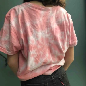  - Hemmagjord Tie Dye tröja! Storlek L i men’s size. 130 kr inklusive frakt ✨Färgen är lite ljusare i verkligheten