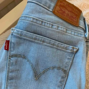  - Ett par Levis jeans, använda fåtal gånger därmed i nyskick, stl 26 (se bild)  500kr 