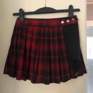  - Supercool rutig kjol med inbyggda shorts och detalj på benet! Kjolen har en bred slits på sidan där det inbyggda "harnesset" syns. Står strl M men skulle säga XS/S, säljer för att den inte passar. Kan mötas i rimbo & uppsala eller frakta 🖤