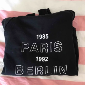  - Svart hoodie från Ginatricot, använd några få gånger. Köpt för 300-400kr. 