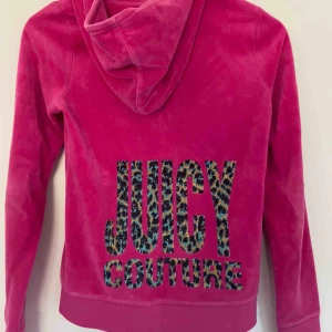  - Färgen har försvunnit lite på dragkedjan (se bild 3) annars i fint skick! Storlek 14, men skulle gissa att det är XS