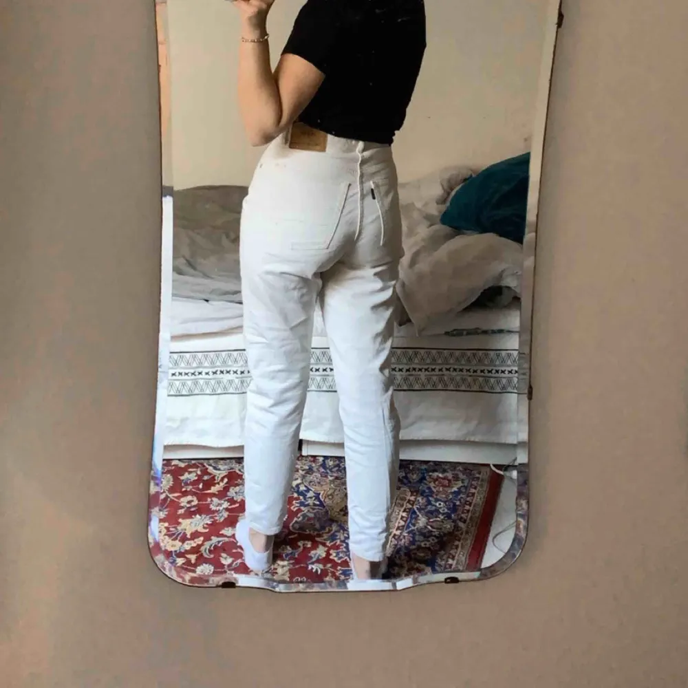 Högmidjade vita mom-jeans från ”Colours of the world” lite trasiga i knappen som sitter lite löst (tredje bilden) därav det billiga priset . Jeans & Byxor.