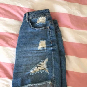  - Jeanskjol, använd få gånger pga att den är för stor i min midja. Sitter förövrigt jättefint. Köpt för säkert 300kr. 