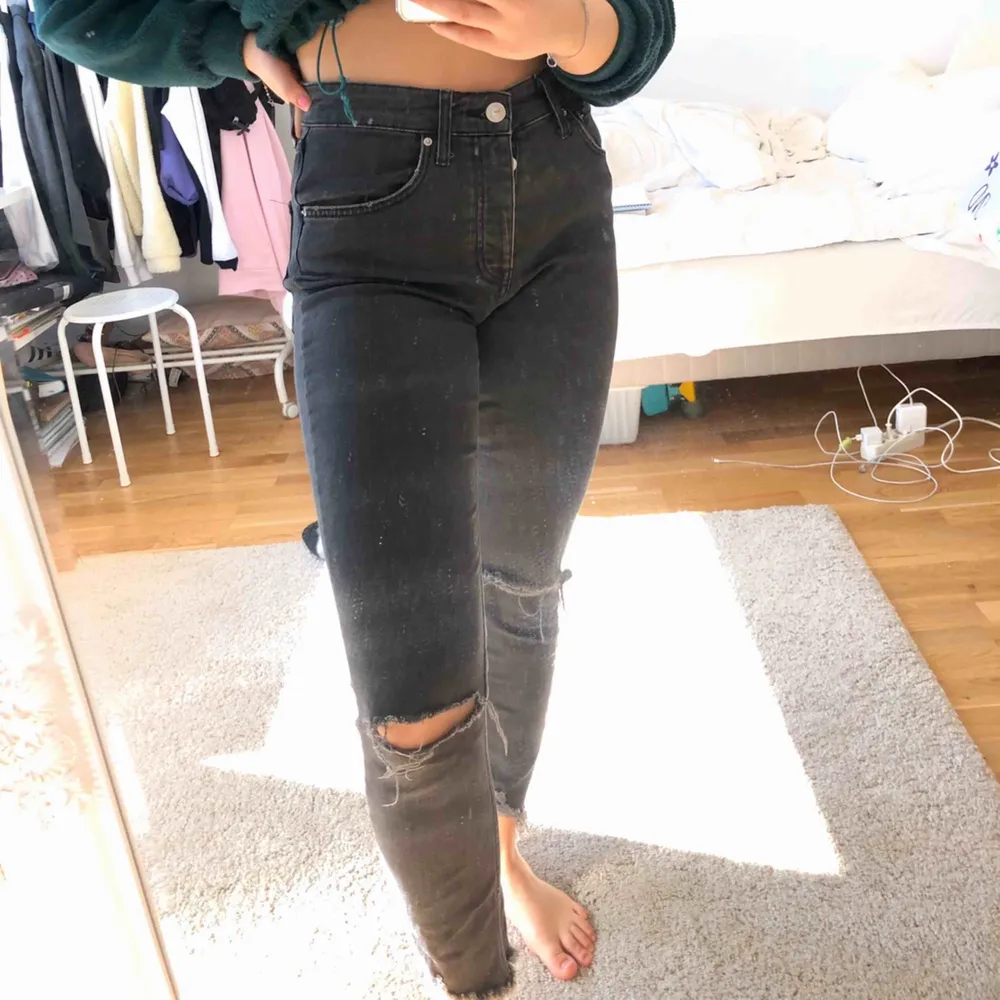 Jätte snygga jeans från Gina tricot i mycket bra skick! Väldigt liten i storleken, jag har vanligtvis 36 men i denna brallan 40 😋. Jeans & Byxor.