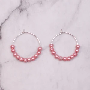 Hoops med rosa pärlor  - Silverfärgade hoops med rosa pärlor, nickelfria. 11:- i frakt, fri frakt vid köp över 100:-. 