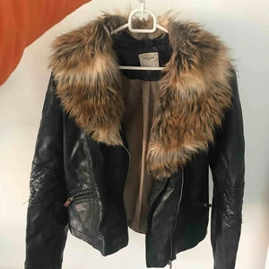  - Skinnjacka med fakepäls från veromoda, strl L men liten i storleken. Nypris 700