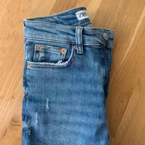  - Jeans från zara med snygga slitningar i ankeln. Sparsamt använda! Säljer pga att jag inte kan ha dom längre
