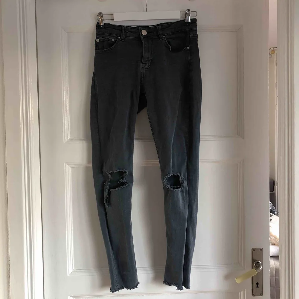 Lågmidjade grå/svarta byxor med hål på knäna från lager157, i bra skick men säljer för att de är för små för mig. Frakt står köparen för, annars kan jag mötas upp i Stockholms området . Jeans & Byxor.