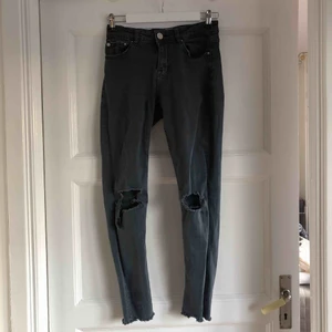  - Lågmidjade grå/svarta byxor med hål på knäna från lager157, i bra skick men säljer för att de är för små för mig. Frakt står köparen för, annars kan jag mötas upp i Stockholms området 