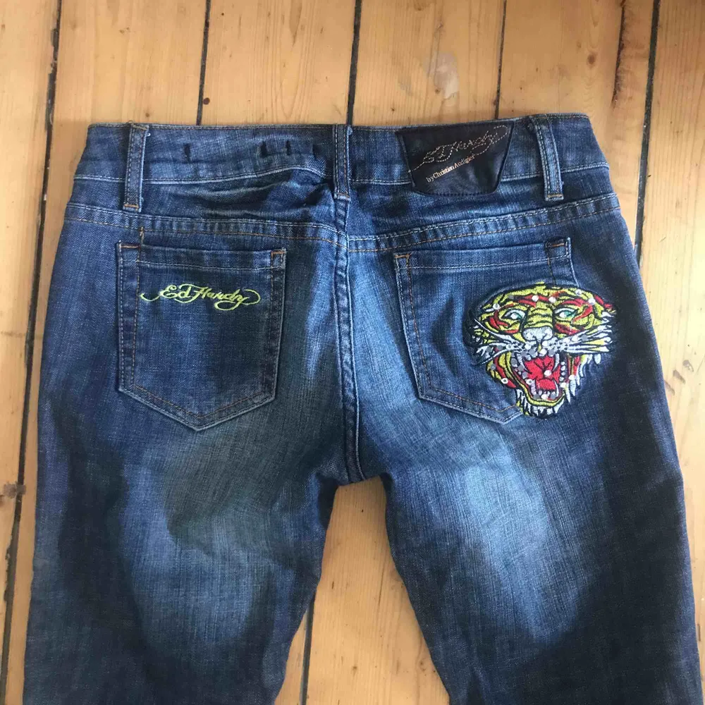 Storlek 29 passar någon mellan 165-175 cm smala där nere snygga äkta ex Hardy jeans!. Jeans & Byxor.