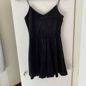  - Svart glittrig sammets jumpsuit från H&M. Använd 1 gång. Vid frakt står köparen för fraktkostnaden.