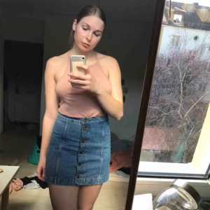  - Vintage denimkjol storlek M! Aldrig använd! Tar Swish, frakt tillkommer eller hämtas gratis i Malmö😋♥️