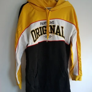 Hoodie - "Boyfriend Hoodie" från H&M. Lång och mysig i storlek 42. Aldrig använd.