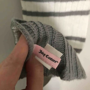  - Jättefin silvrig halsduk från juicy couture som tyvärr aldrig kommit till användning. Fick inte med hela längden på sista bilden. Köparen står för frakt alt möts upp i Stockholm. 