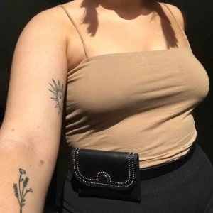  - Söt liten midjeväska köpt på asos i somras! ❣️ 100cm lång allt som allt, minsta den kan vara är 73cm! Men d går ju såklart att göra fler hål i skärpet om man vill det  Frakt ingår i priset!✨