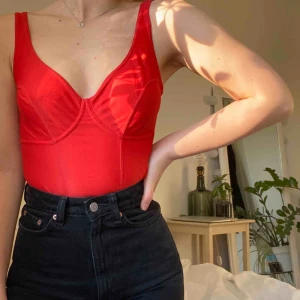  - En röd baddräkt som är otroligt snygg, går att använda som body eller ha i sommar❣️ Köpare står för frakt