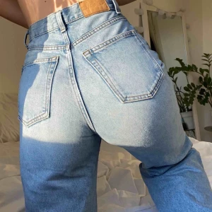  - Jeans från Monki i den populära modellen Yoko - långa å raka ben💞 Köparen står för frakt. 