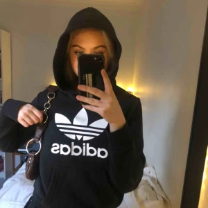  - Skitsnygg o ball adidashoodie😍 Jätte bekväm och passar till allt!
