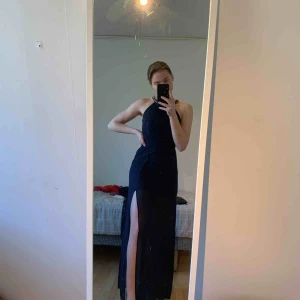  - Jättefin klänning perfekt till bal eller liknande!! Aldrig använd. Skicka meddelande om ni vill ha fler bilder. Frakt ingår ej.
