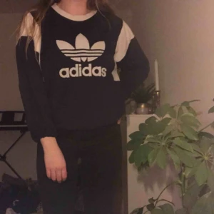  - Jättefin adidas sweatshirt, nästintill oanvänd ✨