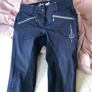  - Ridbyxor med helskoning säljes, klippt av lapp men skulle säga att dem passar stor 34/36 (XS)  