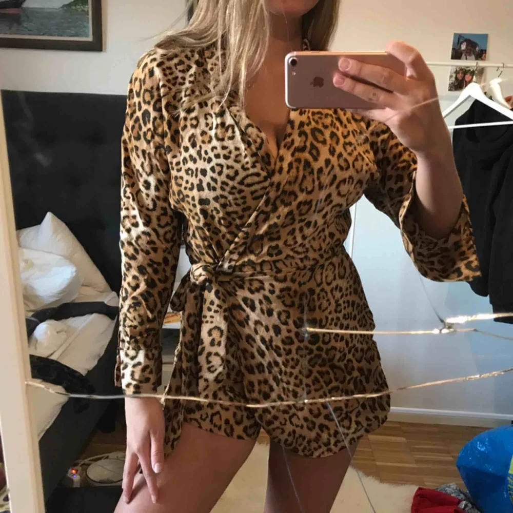 Byxdress-klänning i leopard från Zara storlek XS! Köpt för 399kr, aldrig använd (lappen kvar). Shortsen stängs med dragkedja så den sitter på plats och sedan knyter man över klänningen. Shorts i bak. SKITSNYGG! ❤️. Klänningar.