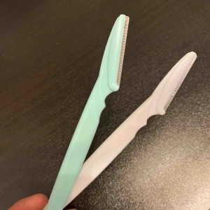  - två ögonbrynsknivar, aldrig använda, 1 för 30kr frakt tillkommer! BLÅ SÅLD