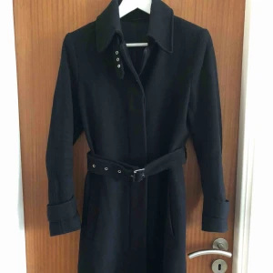  - Favoritkappan har tyvärr blivit för liten. Nypris 3900 kr. Kappan är i storlek X-Small men passar även Small. 700kr + frakt