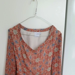  - Vacker klänning med fint fall o armar från märket AsosPetite. Slutar strax ovanför knäna. fina knappar i armarna. :)